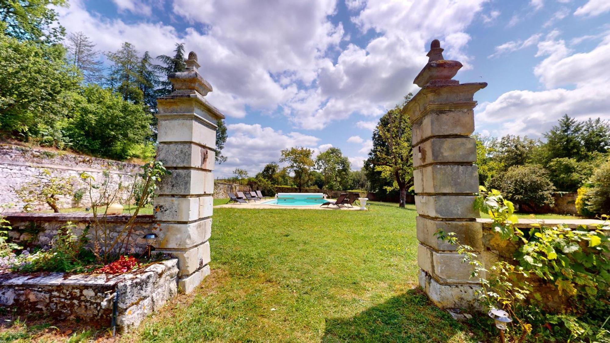 Вилла Gite Chateau Du Colombier - Piscine Chauffee Mailly-le-Chateau Экстерьер фото